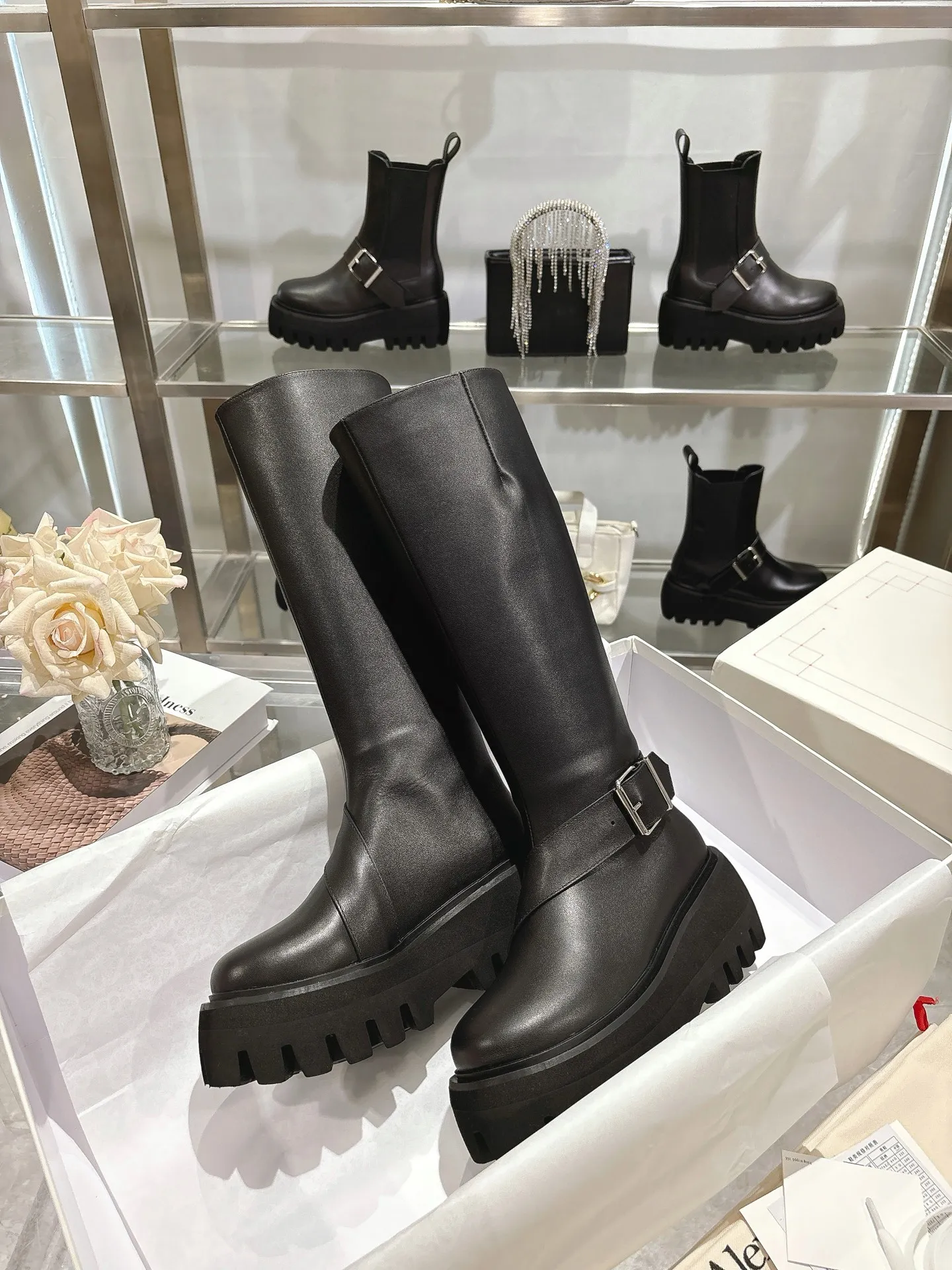 👟👟Ex-factory price 1000👟👟 The official website is synchronized with MCQUEEN/McQueen 2025 autumn and winter Sofa Chelsea boots. Silver metal buckle on the side of the shoe. Equipped with light flange and several layers of combined outsole. 6 cm thickness. Heel pull-on process. Black calfskin fabric. Women 35-40.